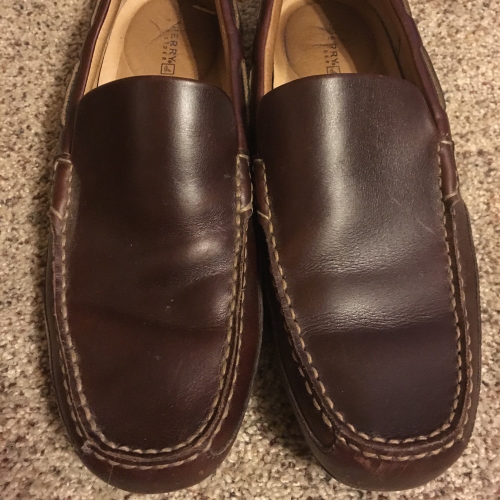 Brown speedy boat shoes. Dark brown leather